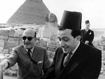 Giulio Andreotti durante il viaggio in Egitto nel febbraio 1951. Con lui, Nicola De Pirro, direttore generale dello Spettacolo