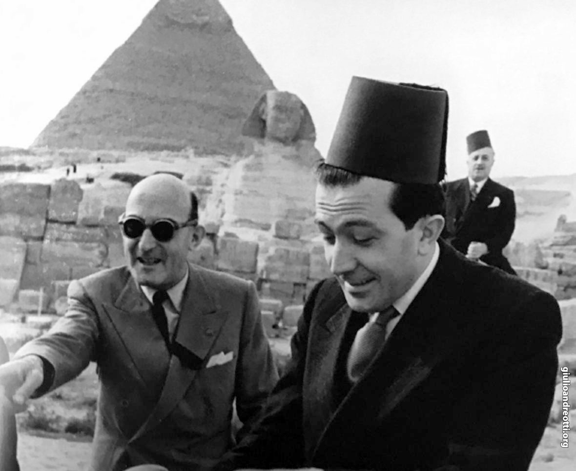 Giulio Andreotti durante il viaggio in Egitto nel febbraio ... Immagine 1