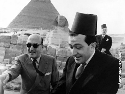 Giulio Andreotti durante il viaggio in Egitto nel febbraio 1951. Con lui, Nicola De Pirro, direttore generale dello Spettacolo