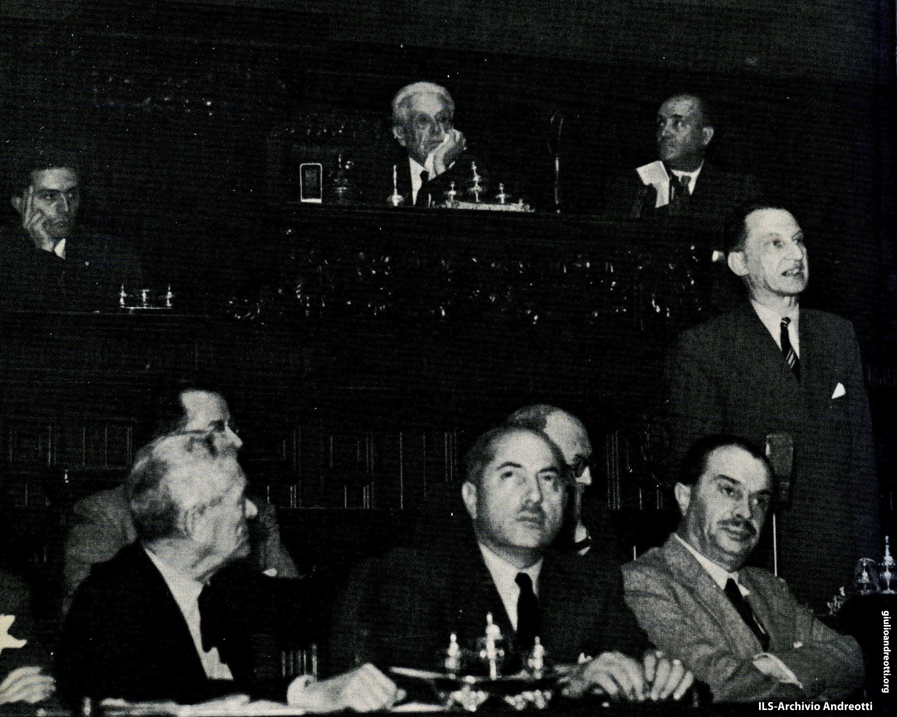 25 giugno 1946. Andreotti al banco di segretario durante la seduta inaugurale dell'Assemblea Costituente mentre parla De Gasperi. Alla presidenza, Vittorio Emanuele Orlando.