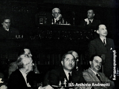 25  giugno 1946. Andreotti al banco di segretario.