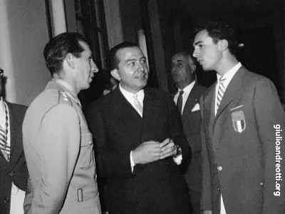 1960. Andreotti con le medaglie d’oro alle Olimpiadi di Roma Raimondo D’Inzeo e Livio Berruti