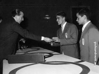 1960. Premiazione della medaglia d’oro nel pugilato alle Olimpiadi di Roma, Nino Benvenuti
