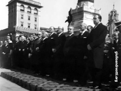 Andreotti, ministro della Difesa, fra le autorità a una cerimonia a piazza Venezia