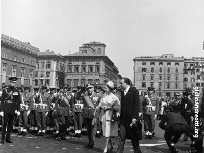 Con la regina Elisabetta di Inghilterra in piazza Venezia, 1961
