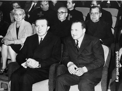 Andreotti accanto al direttore generale della Rai, Ettore Bernabei, durante una trasmissione di Sorella Radio