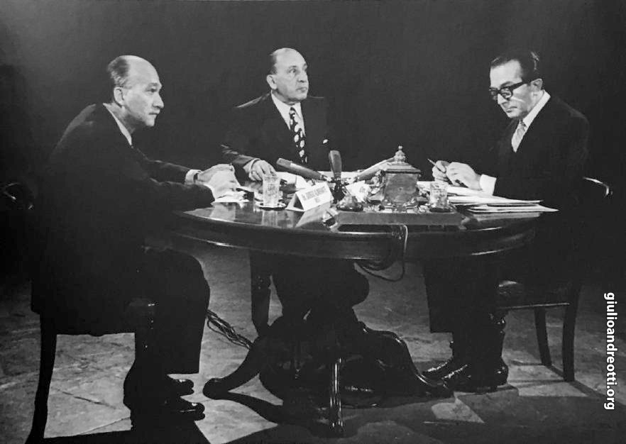 1971. Tribuna politica con il segretario del MSI Giorgio ... Immagine 1