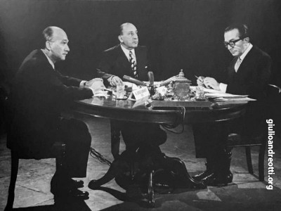 1971. Tribuna politica con il segretario del MSI Giorgio Almirante e Giorgio Vecchietti. Andreotti enuncia la teoria dei “voti in libera uscita”