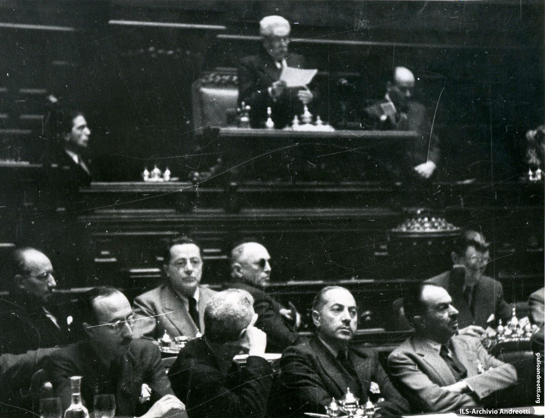 25 giugno 1946. Andreotti al banco di segretario durante la seduta inaugurale dell'Assemblea Costituente. Parla il Presidente Vittorio Emanuele Orlando.