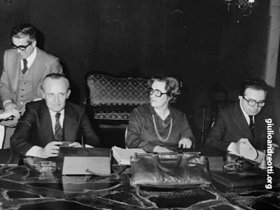 5 gennaio 1977. Andreotti, presidente del Consiglio, con il ministro delle Finanze, Pandolfi, e il ministro del Lavoro, Tina Anselmi ad un incontro con i sindacati