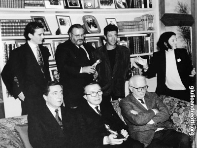 1990. Nel suo studio di piazza San Lorenzo in Lucina, Andreotti tra gli altri vincitori del Telegato: Massimo Troisi, Gianfranco Ferrè, EDoardo Bennato, Corrado ed Enzo Biagi