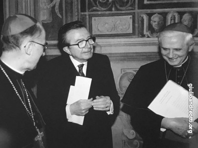 1998. Con i cardinali Joseph Ratzinger e Camillo Ruini