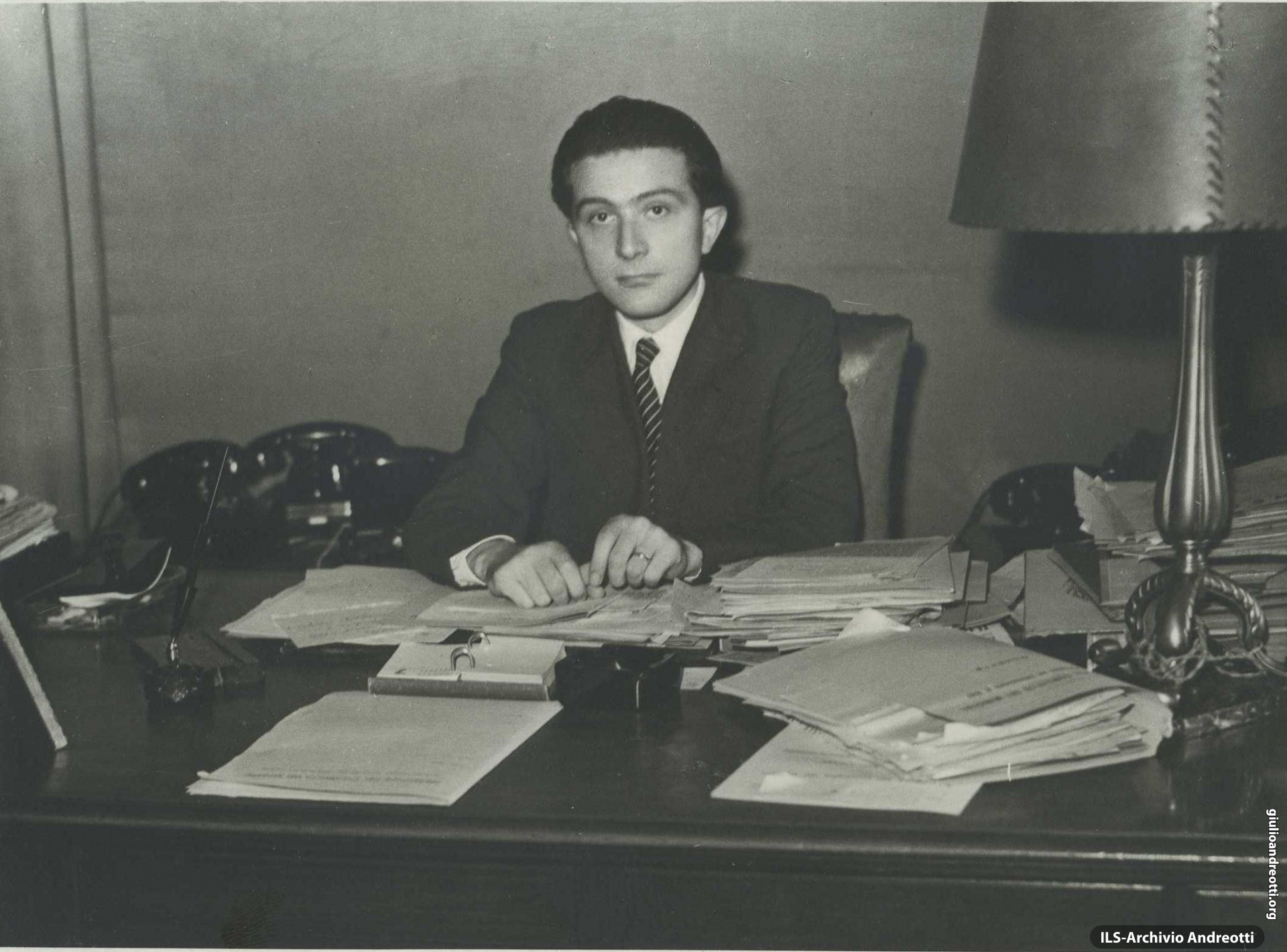 1947. Andreotti al tavolo di sottosegretario.