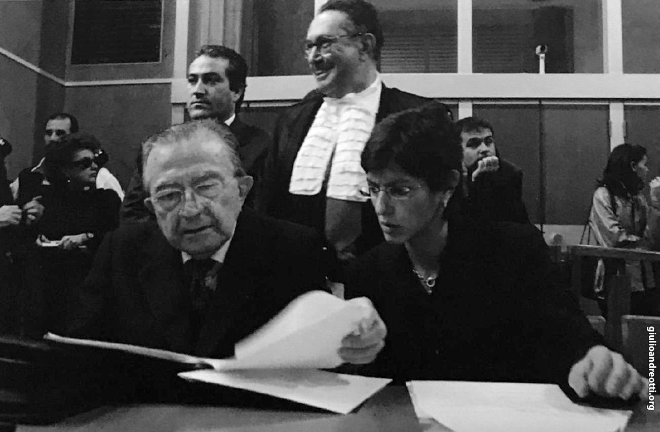 2002. In tribunale con gli avvocati Coppi e Bongiorno Immagine 1