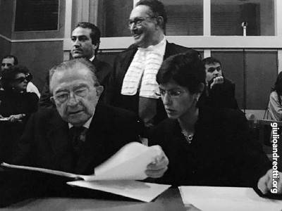 2002. In tribunale con gli avvocati Coppi e Bongiorno