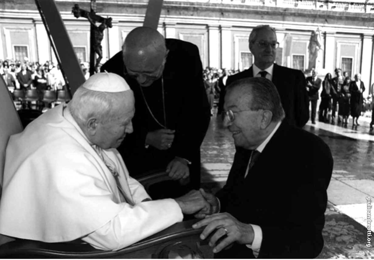 2004. Cerimonia con Giovanni Paolo II in piazza San Pietro Immagine 1