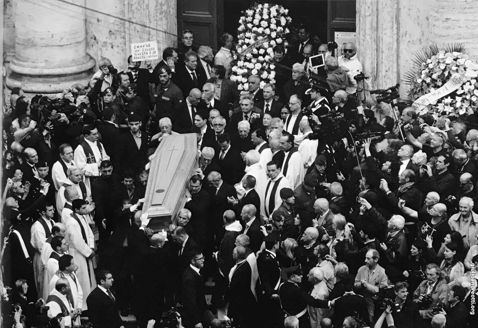 8 maggio 2013. I funerali di Andreotti nella basilica di ... Immagine 1
