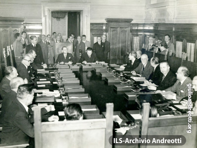 1947. Giulio Andreotti siede al fianco del Presidente.