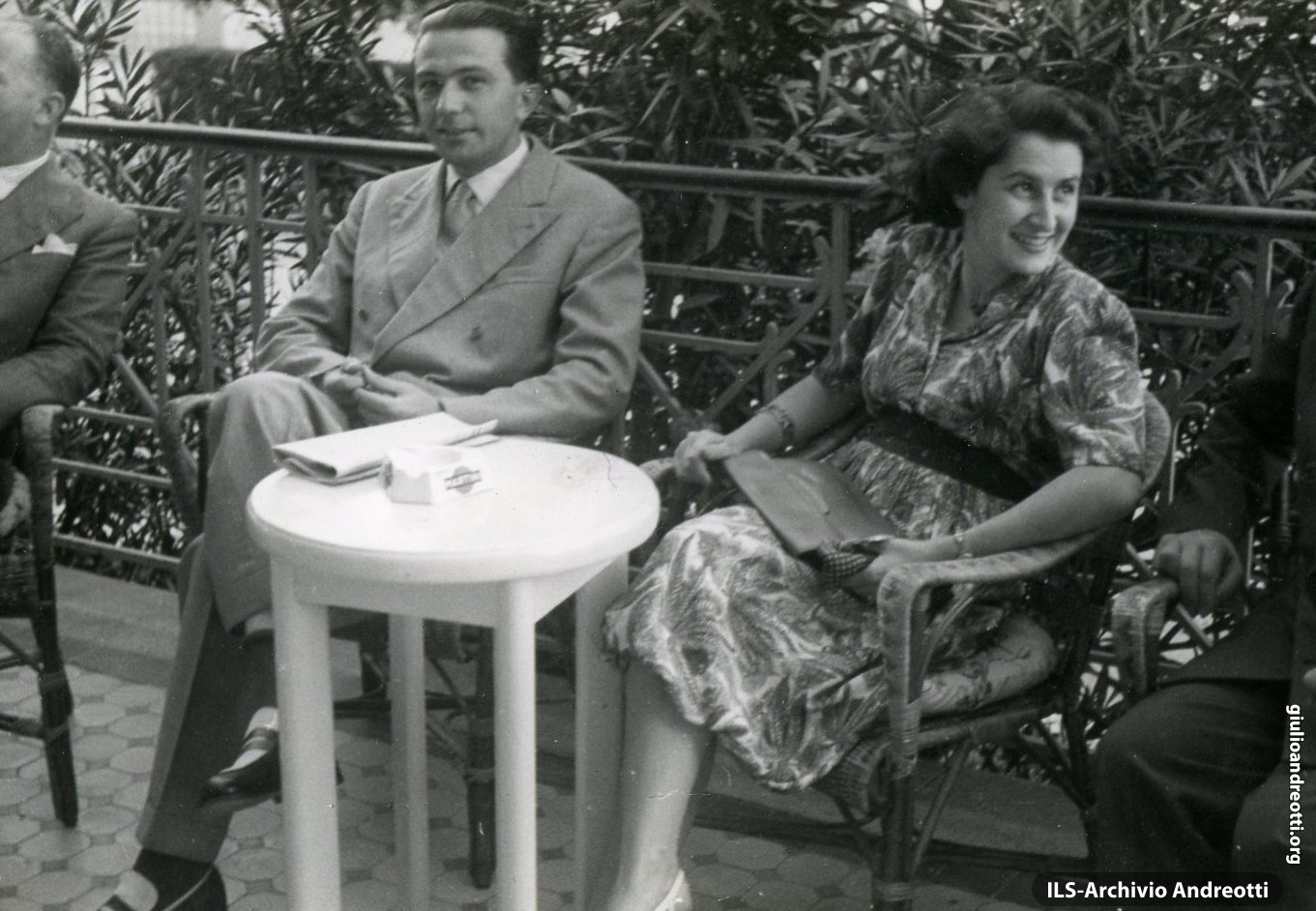 24 luglio 1947. Andreotti, a Venezia per la Mostra del Cinema, con la moglie Livia all'Hotel des Bains.