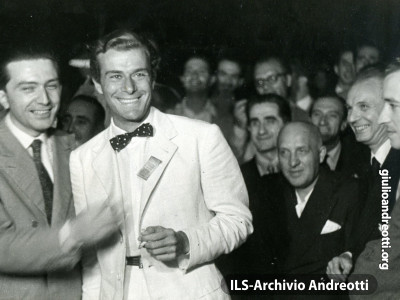 24 luglio 1947, Andreotti a Venezia con l'attore Massimo Serato.