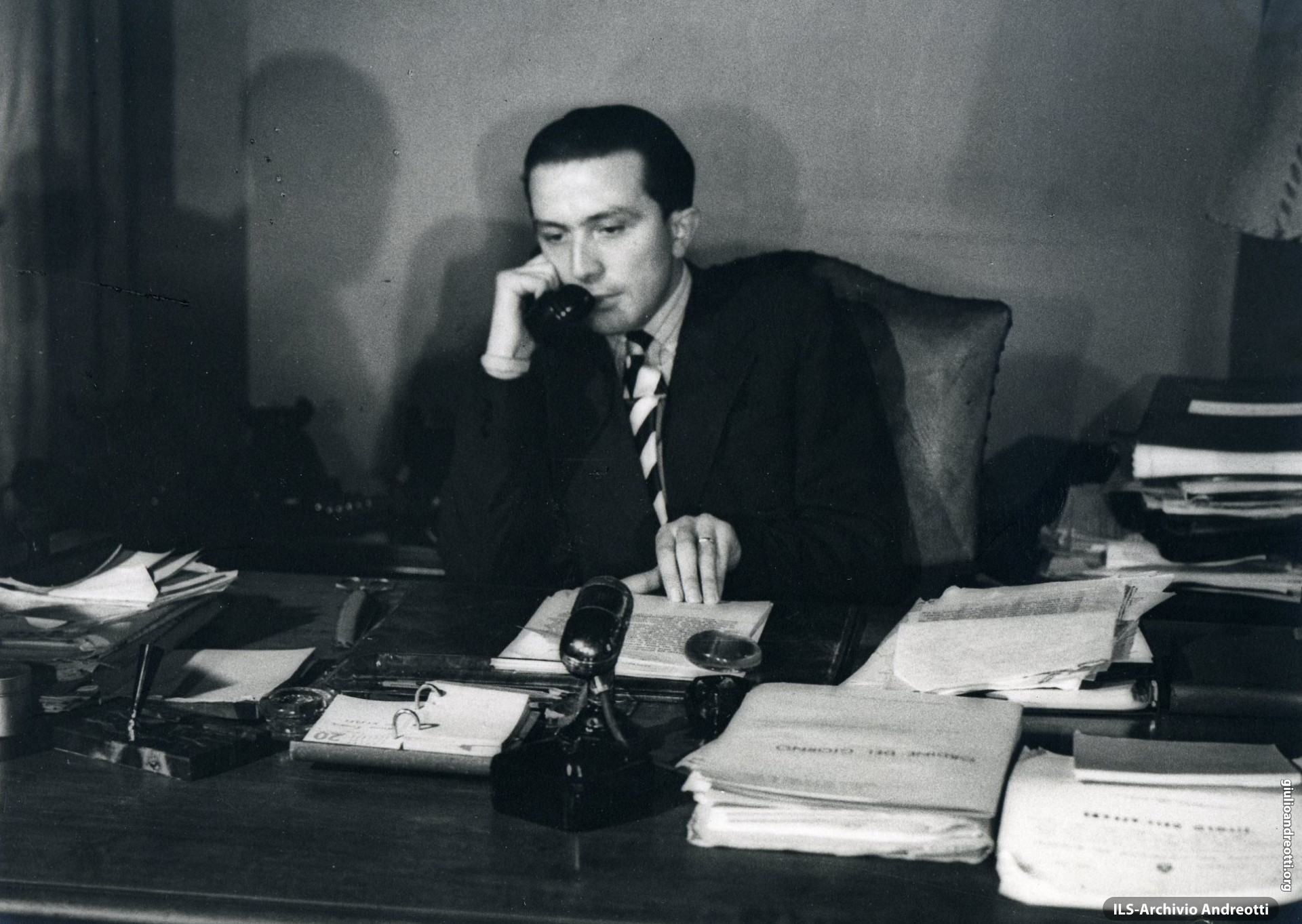 Agosto 1947. Andreotti al tavolo di sottosegretario.