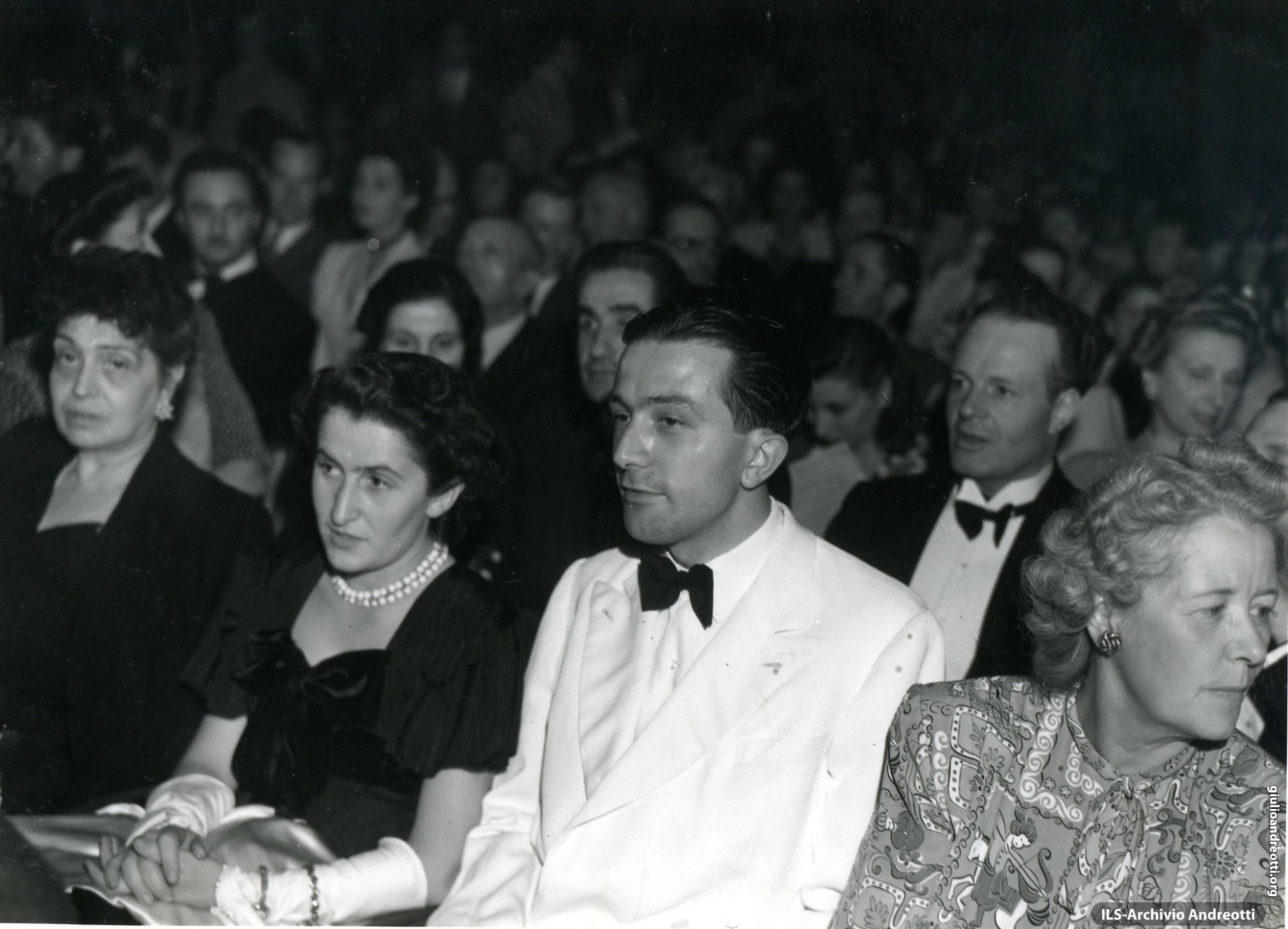 23 agosto 1947. Andreotti a Venezia con la moglie Livia all'inaugurazione della Mostra del Cinema.
