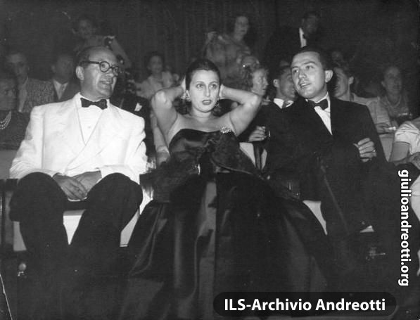 Agosto 1947. Andreotti con Roberto Rossellini e Anna Magnani alla Mostra del Cinema di Venezia.