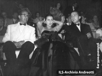 Agosto 1947. Andreotti con Roberto Rossellini e Anna Magnani.