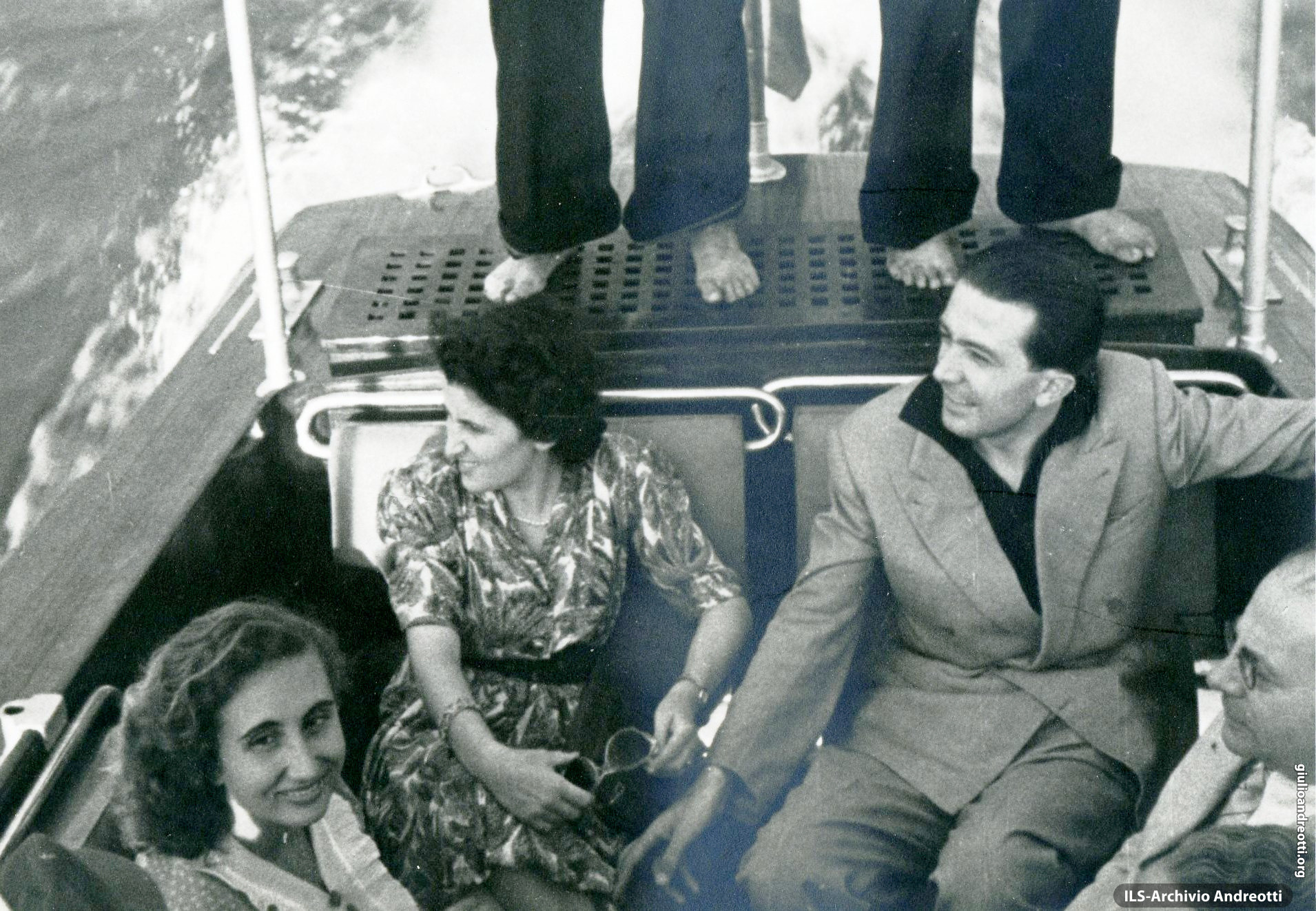 Agosto 1947. Giulio Andreotti e la moglie Livia in motoscafo a Venezia.