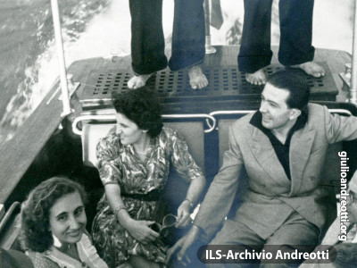 Agosto 1947. Giulio Andreotti e la moglie Livia in motoscafo a Venezia.