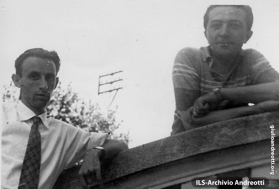 Immagine giovanile di Andreotti insieme con l'amico di sempre, Vincio Delleani.