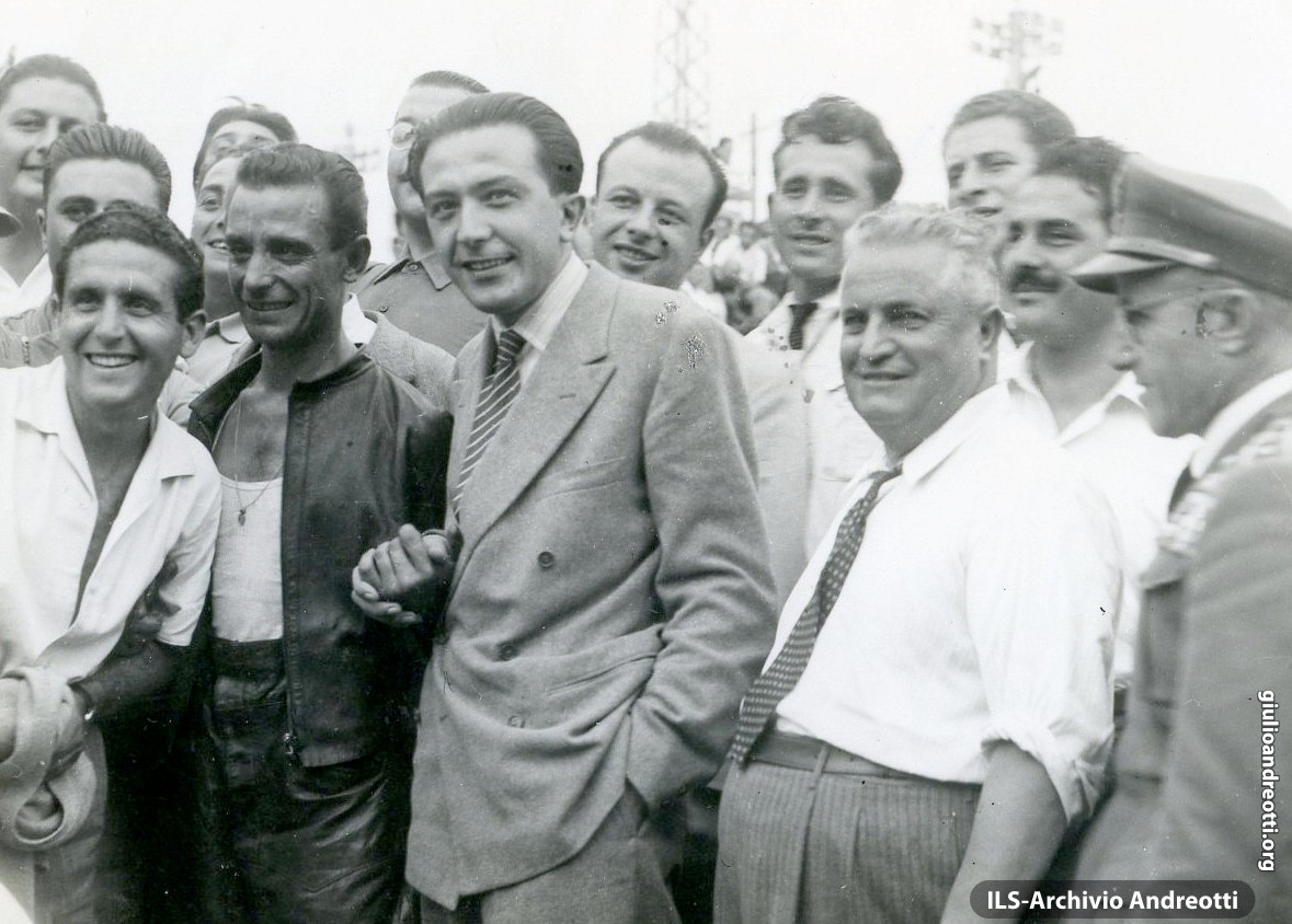 Frosinone, 28 ottobre 1947. Giulio Andreotti all'arrivo di una gara di motociclette.