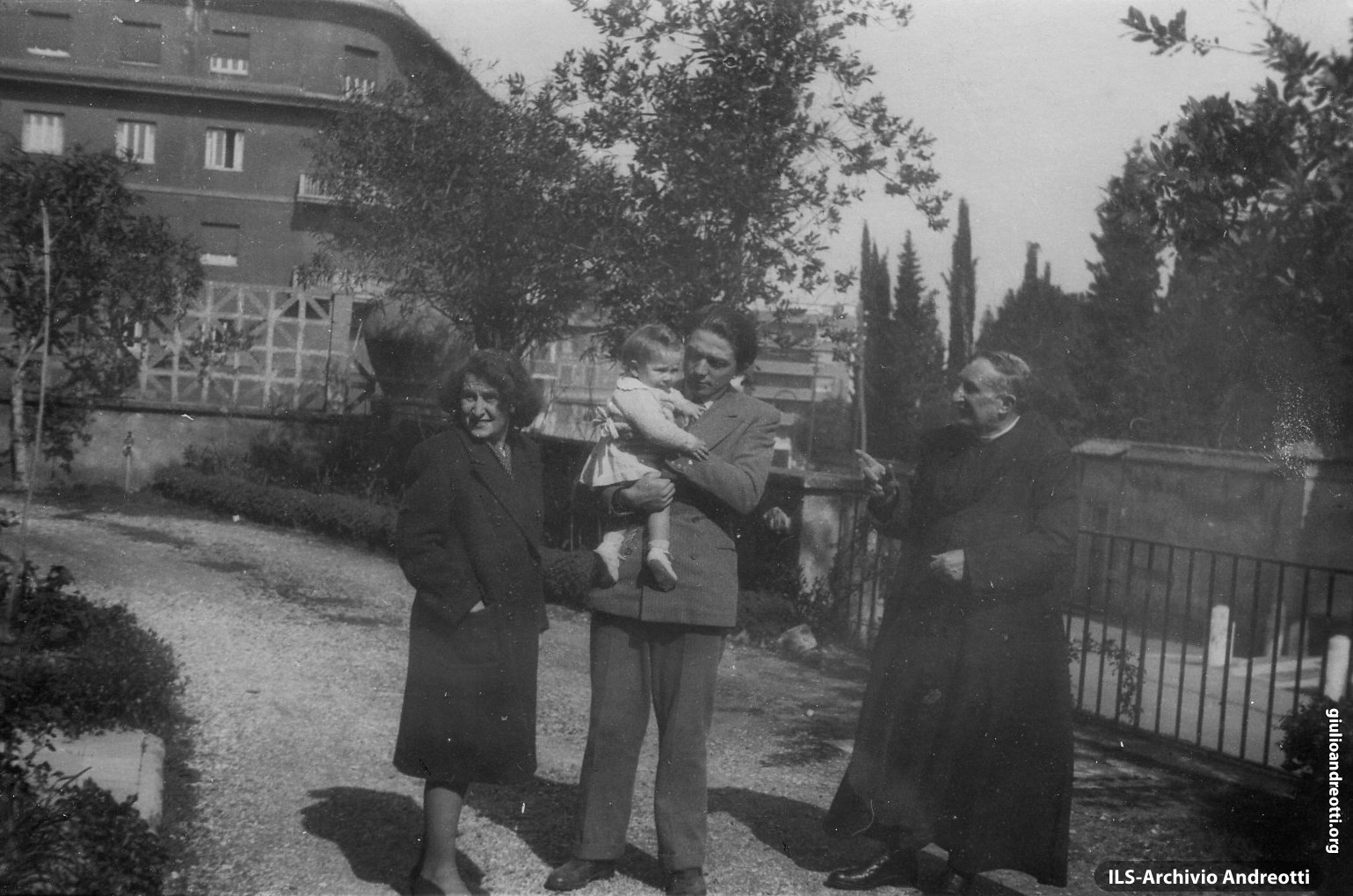 1947. Giulio Andreotti con la figlia Marilena la moglie Livia e mons. Giulio Belvederi nel giardino delle suore benedettine di Priscilla in via Salaria a Roma.