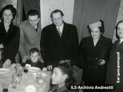 31  dicembre 1947. Pranzo per i bambini poveri in Viminale.