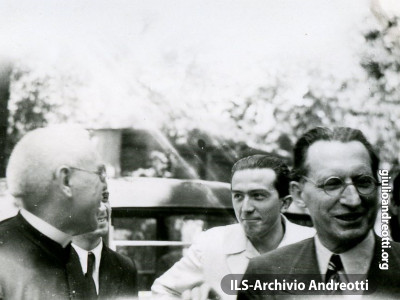 1948. Giulio Andreotti con Alcide De Gasperi a Merano.