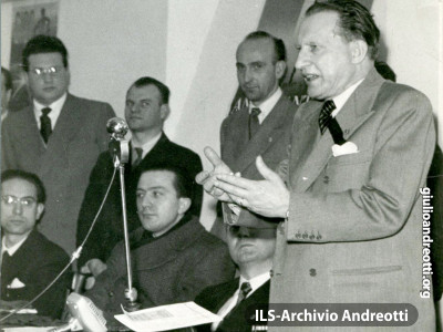 1948. Giulio Andreotti con Alcide De Gasperi.