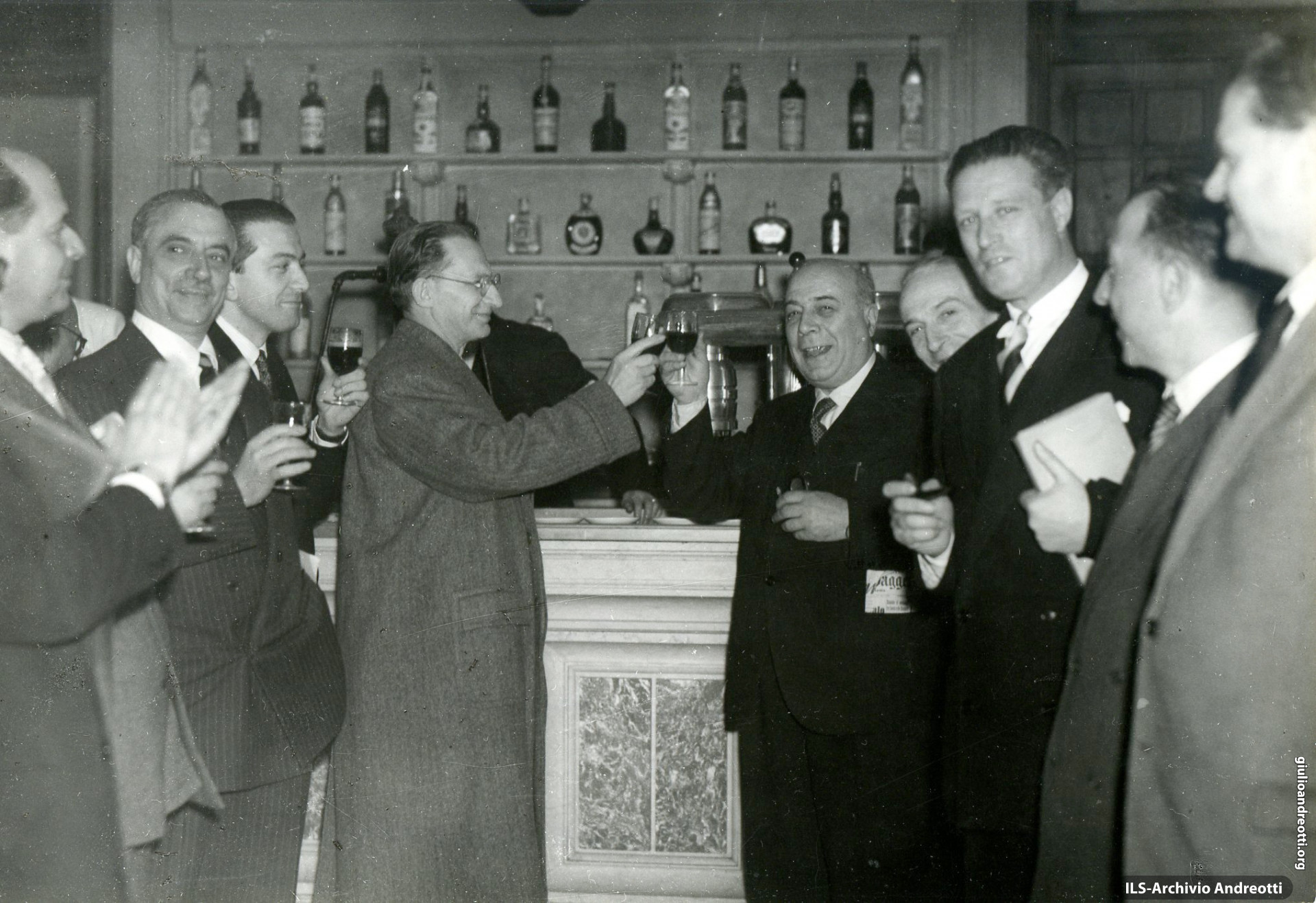 8 maggio 1948. Brindisi alla buvette dopo la elezione di Gronchi alla Presidenza alla Camera. Da sinistra: Togni, Campilli, Andreotti, De Gasperi, Fuschini, Segni, Pertusio.