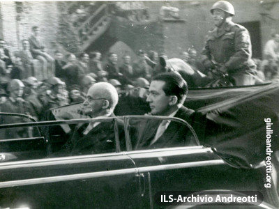 Il 12 maggio 1948, Andreotti accompagna al Quirinale Luigi Einaudi.