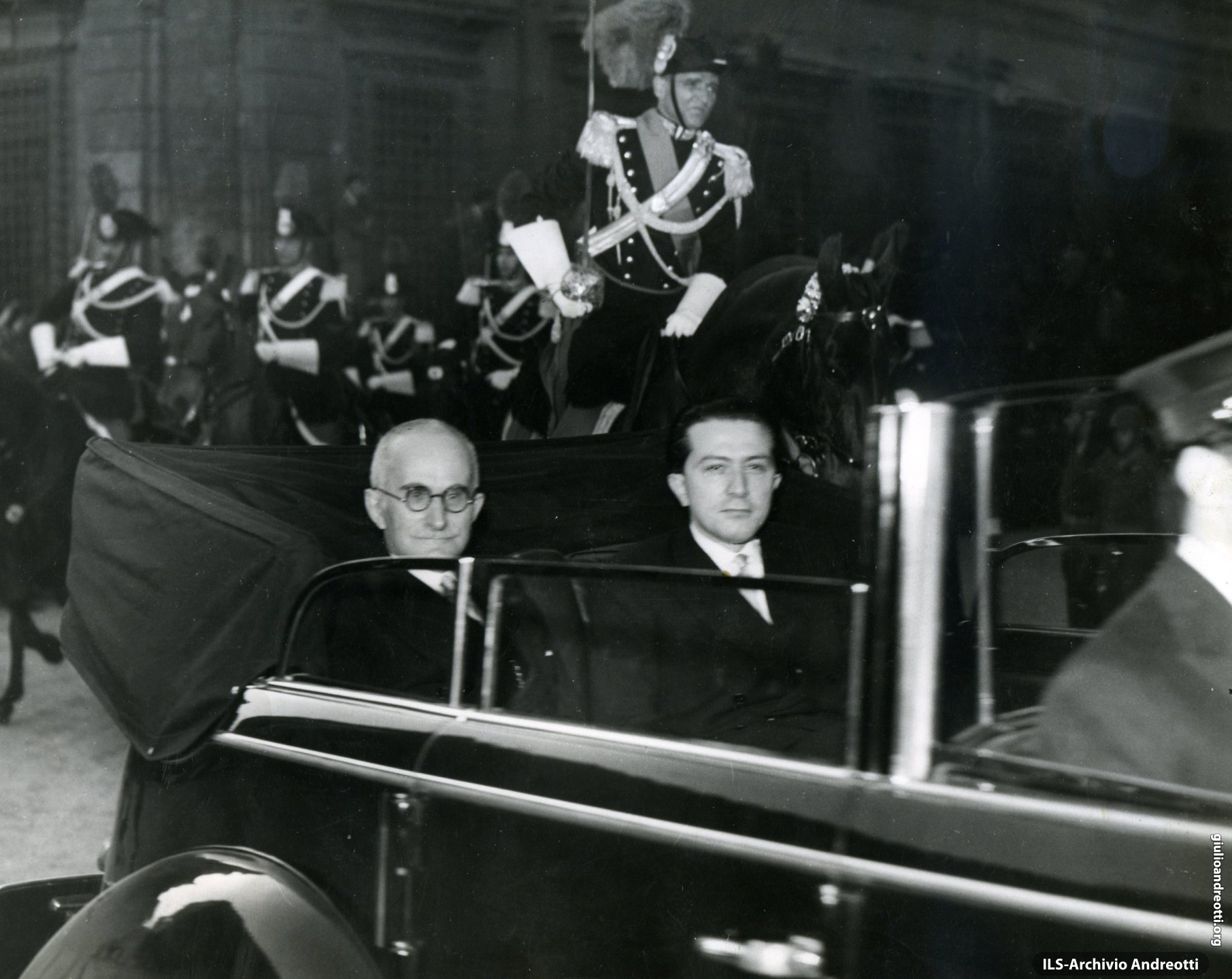 12 maggio 1948. Giulio Andreotti accompagna in Quirinale il neo-presidente della Repubblica, Luigi Einaudi.