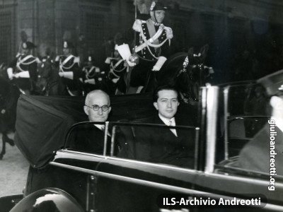 12 maggio 1948. Giulio Andreotti accompagna in Quirinale il neo-presidente della Repubblica, Luigi Einaudi.