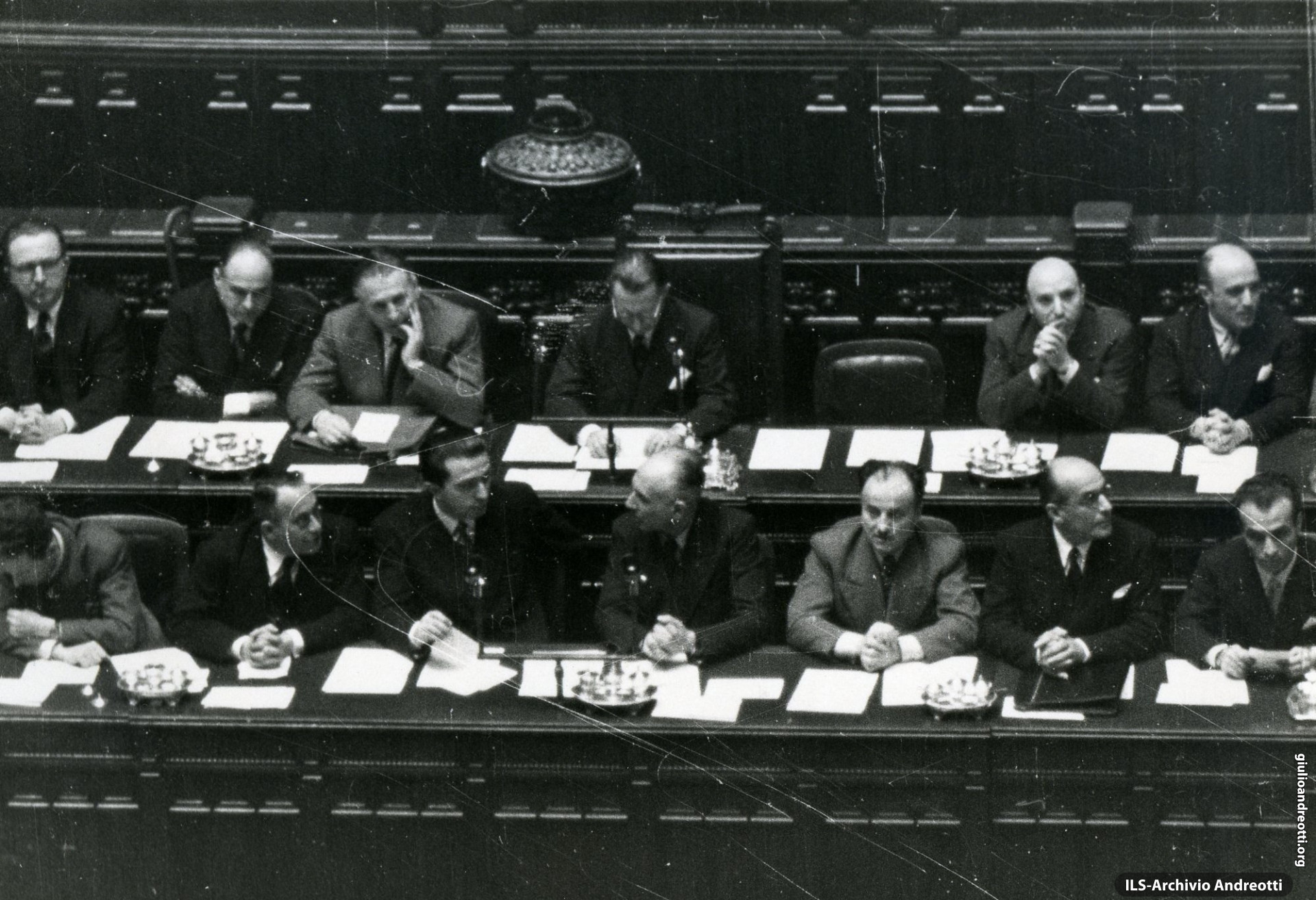 Il V governo De Gasperi a Montecitorio. Andreotti siede al posto di sottosegretario alla Presidenza, era il giugno del 1948.