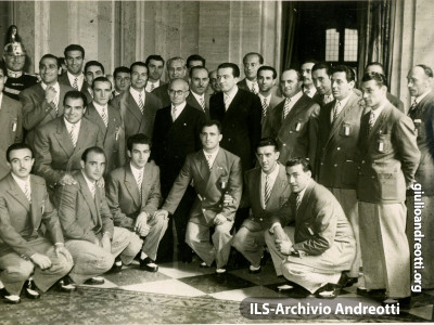 7 ottobre 1948. Andreotti, insieme con il Presidente del CONI Onesti, accompagna da Einaudi gli atleti olimpionici.