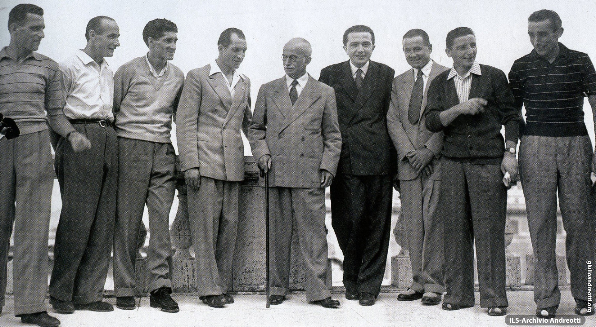 Luglio 1948, Gino Bartali e la sua squadra, accompagnati da Andreotti, ricevuti in Quirinale dal Presidente Einaudi dopo la vittoria al Tour de France.. Alla sinistra di Andreotti, Alfredo Binda, commissario tecnico.