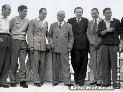 Luglio 1948, Gino Bartali e la sua squadra, accompagnati da Andreotti.