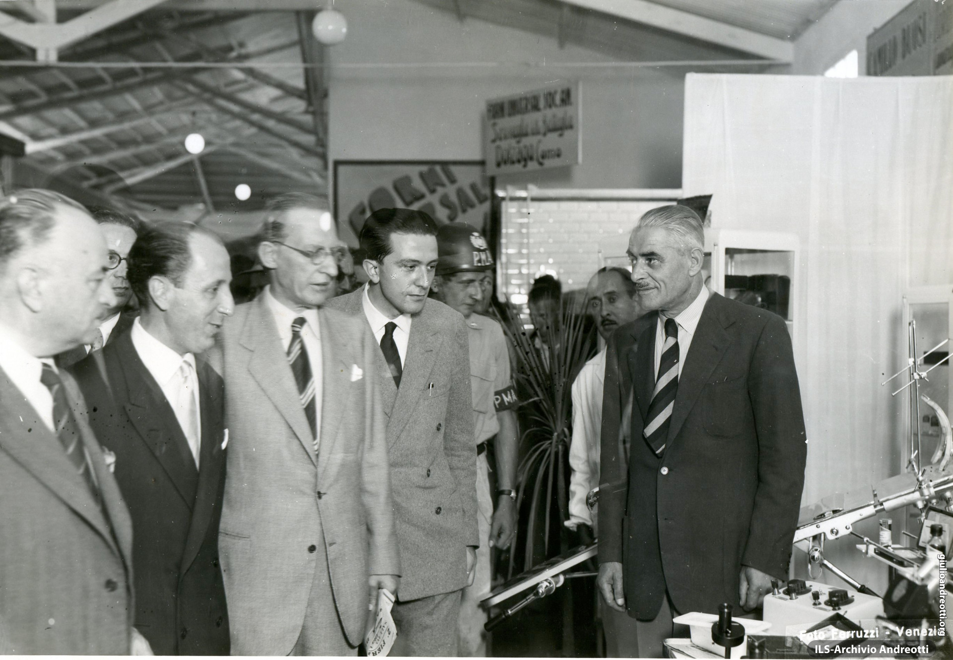 Nel settembre del 1948, Andreotti accompagna De Gasperi a una mostra di prodotti del Veneto.