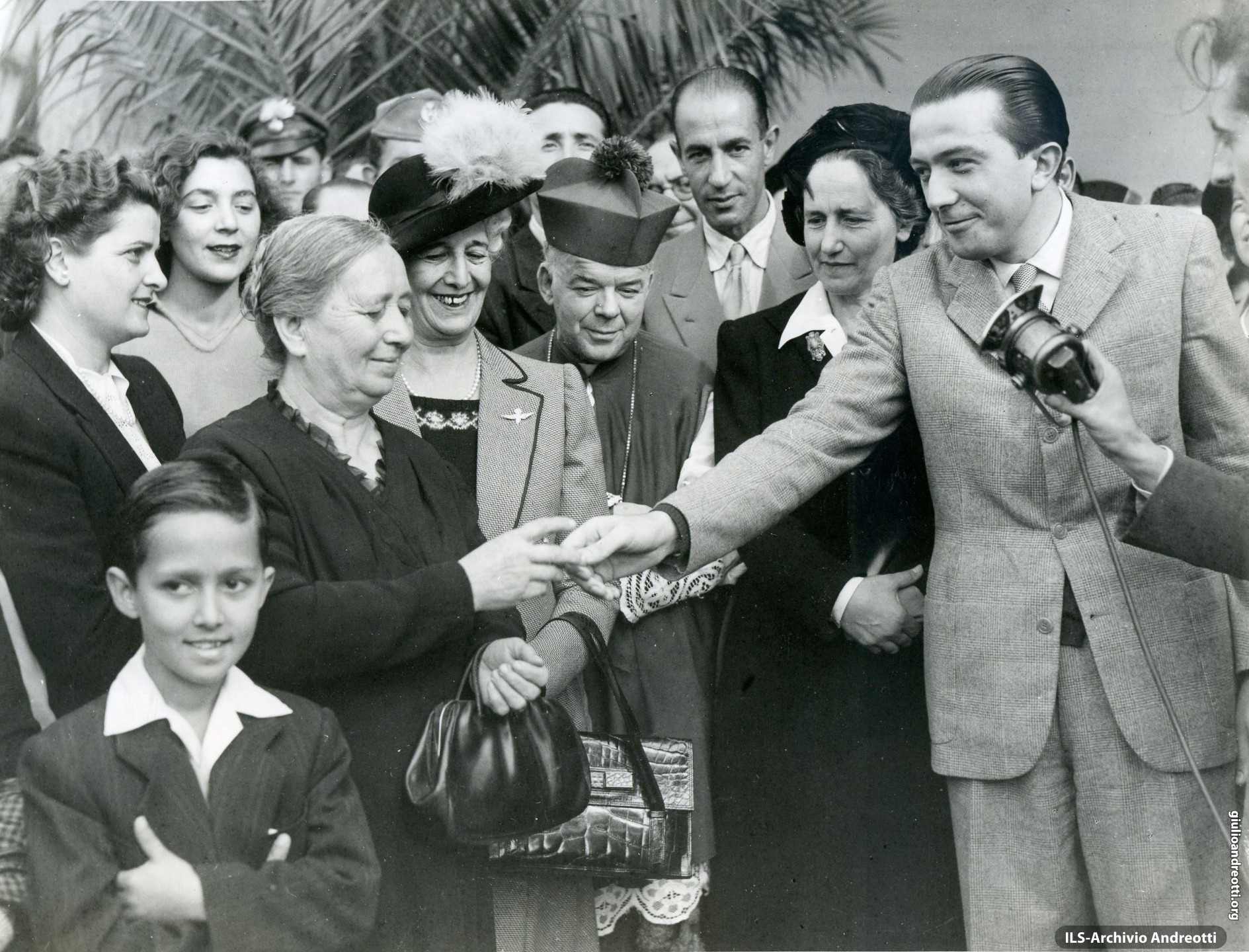 Andreotti con la signora De Gasperi alla cerimonia di consegna dei primi alloggi del Villaggio dei Giuliani a Roma. Era il 7 novembre 1948.