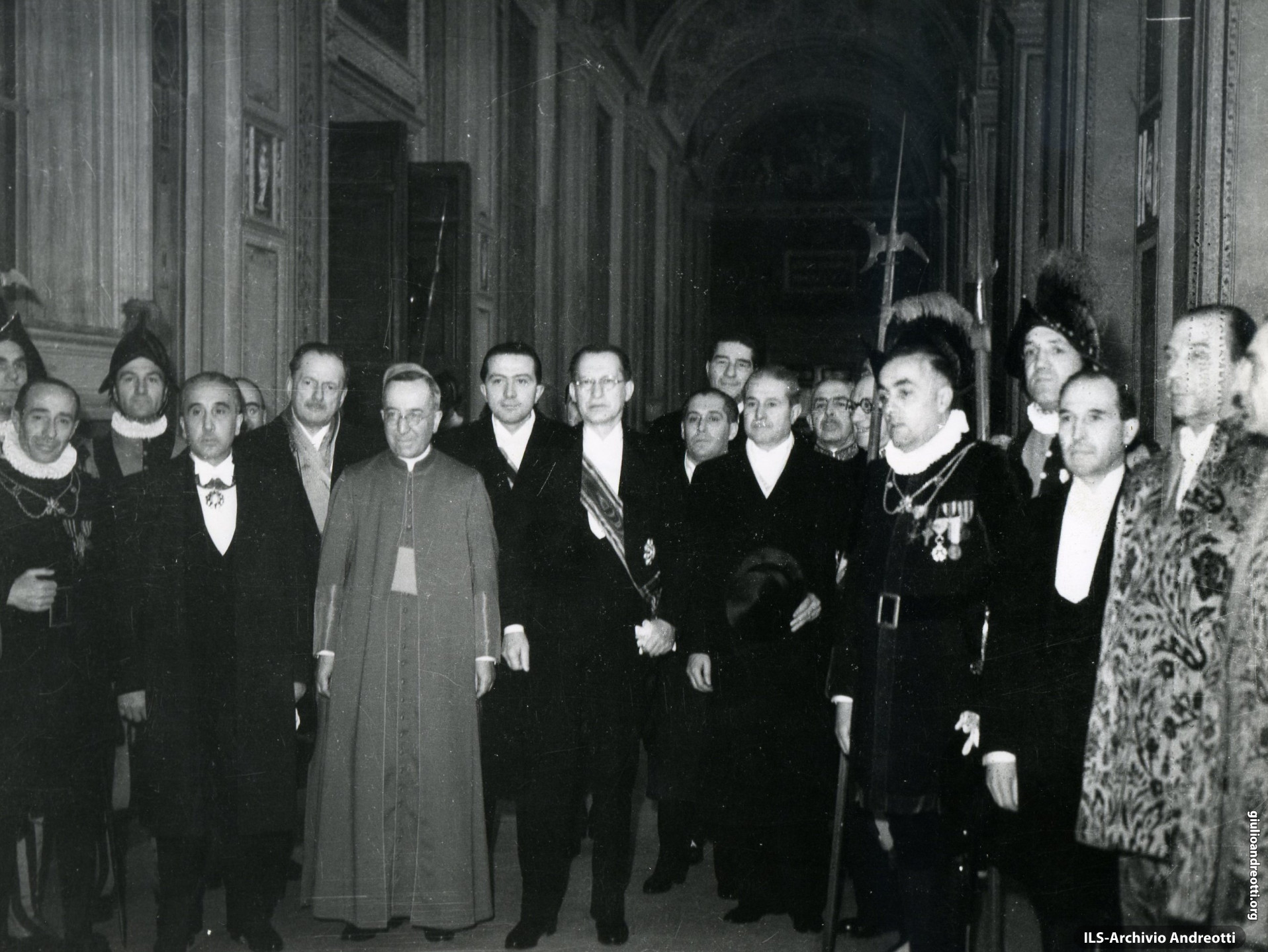 Giulio Andreotti con Alcide De Gasperi in Vaticano l'11 febbraio 1949, nel ventesimo anniversario dei Patti Lateranensi.