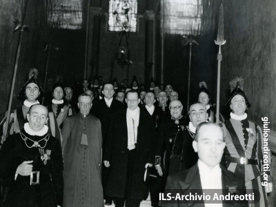 Giulio Andreotti con Alcide De Gasperi in Vaticano l'11 febbraio 1949.