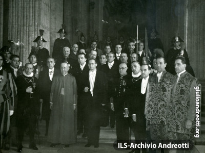 Giulio Andreotti con Alcide De Gasperi in Vaticano l'11 febbraio 1949.