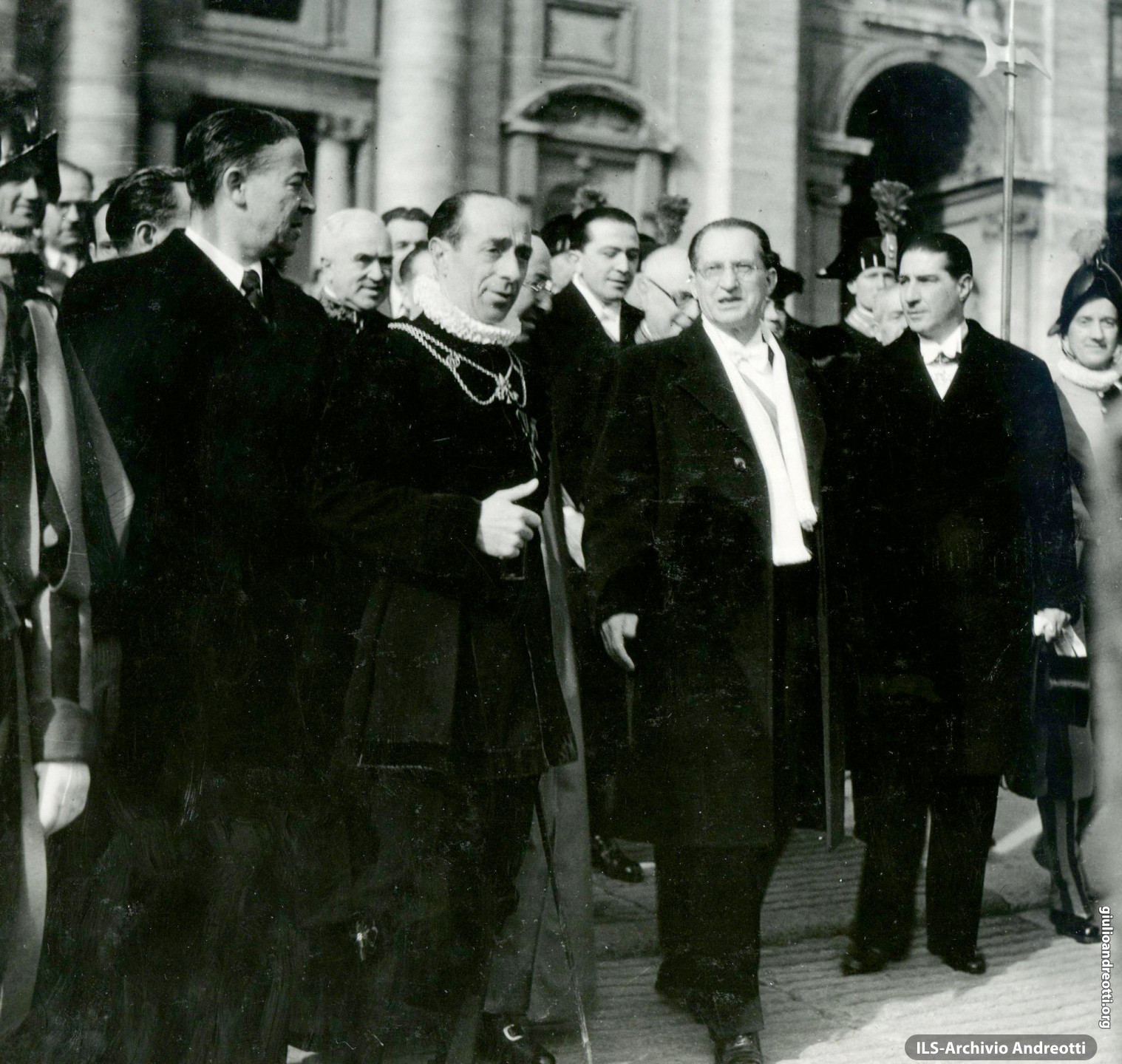 Giulio Andreotti con Alcide De Gasperi in Vaticano l'11 febbraio 1949, nel ventesimo anniversario dei Patti Lateranensi.